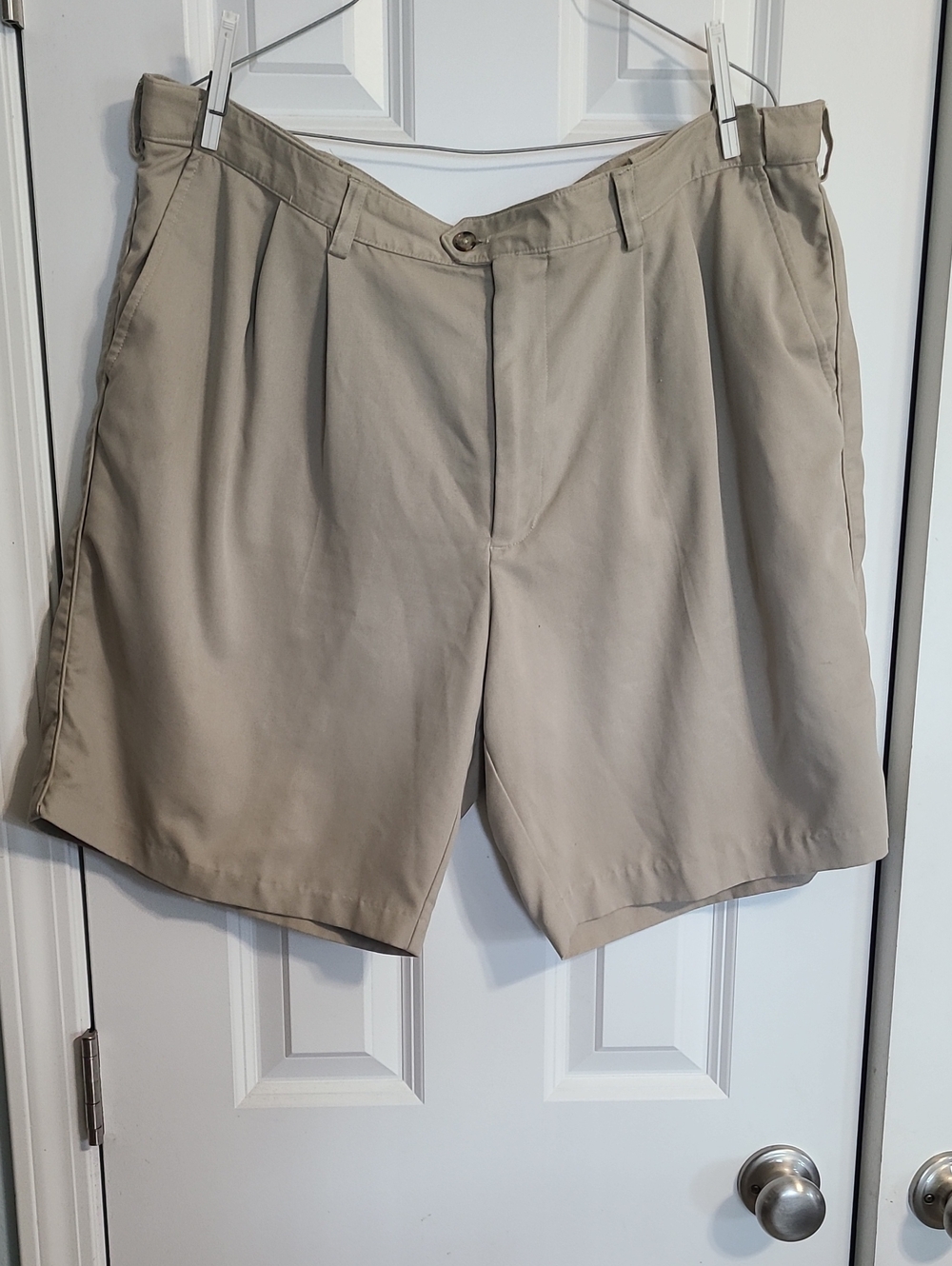 Men's Classic Khaki Pleated Shorts - Beige